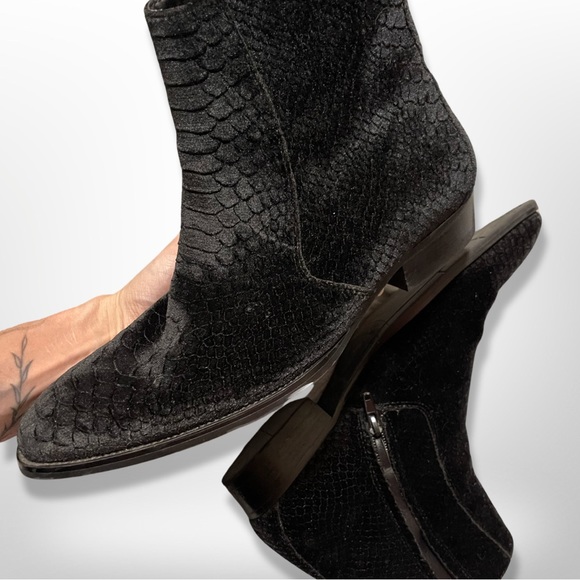 RARE VTG Steve Madden Crocodile Black Velvet SANTOS Chelsea Boots 7M - Picture 5 of 8